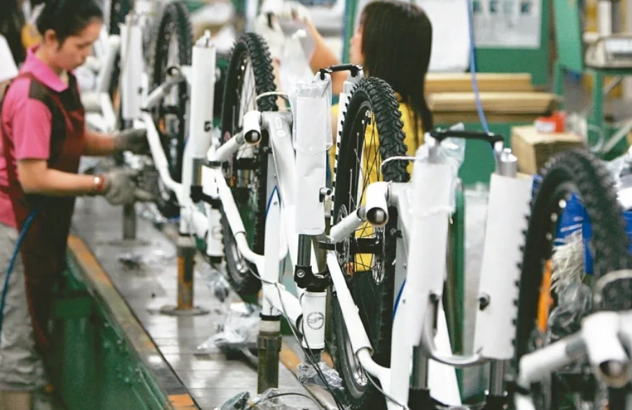 台湾传统产业就业人口则高达195万人。图片来源：台湾《联合报》