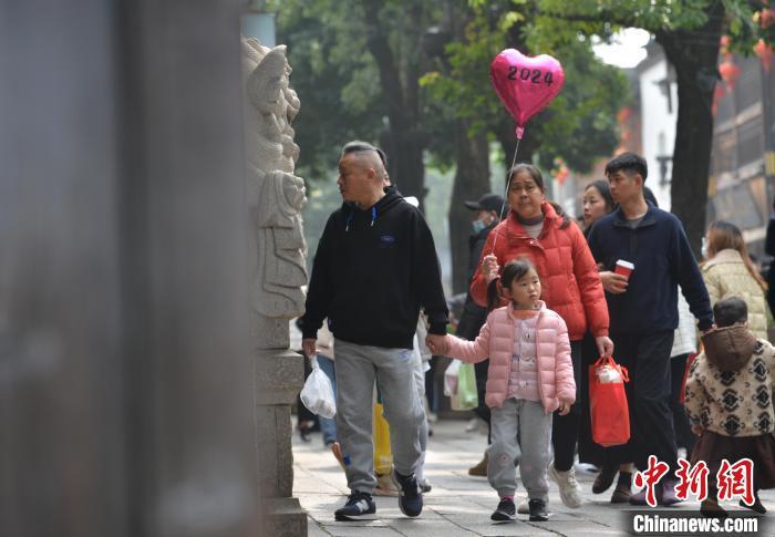 图为游客在三坊七巷游览。中新网记者 吕明 摄