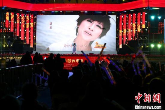 2023年12月31日至2024年1月1日，在湄洲妈祖祖庙2024莆台同胞跨年祈福音乐盛典上，台湾歌手彭立正在表演节目。林春盛 摄