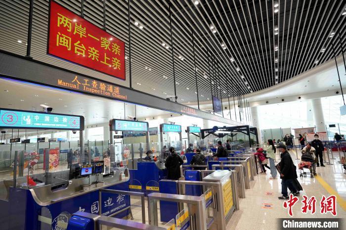 1月1日，新年第一批经两岸“小三通”航线入境的台胞在厦门五通口岸顺畅通关。　张权 摄