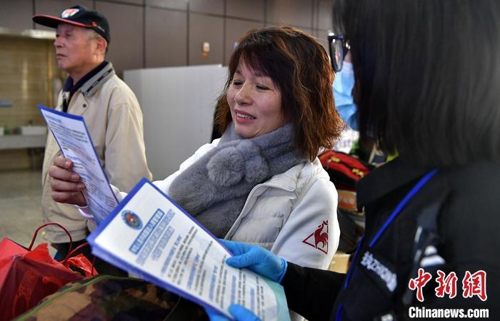 图为1月1日，抵达福州港黄岐客运站的台胞在了解“十项措施”。当日，中华人民共和国出入境管理局支持福建建设两岸融合发展示范区十项出入境政策措施正式实施。 中新社记者 张斌 摄