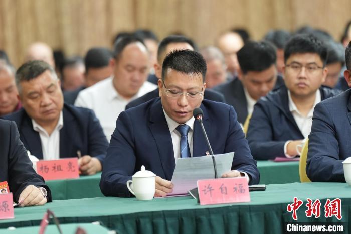 1月10日，世界闽商理事会主席团主席许自福在泉州市政协十三届三次全会港澳委员、异地商会委员和特邀嘉宾座谈会上提出建议。　洪方博涛 摄