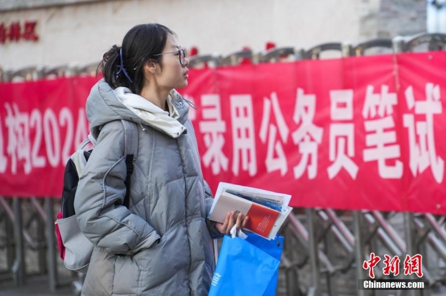 2023年11月26日，山西省太原市，考生步入考场。当日，中央机关及其直属机构2024年度考试录用公务员公共科目笔试举行。<a target='_blank' href='/'>中新社</a>记者 武俊杰 摄