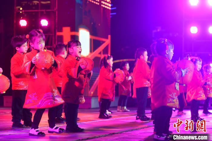 图为两岸童谣之旅《拜大年》表演。中新网记者 吕明 摄