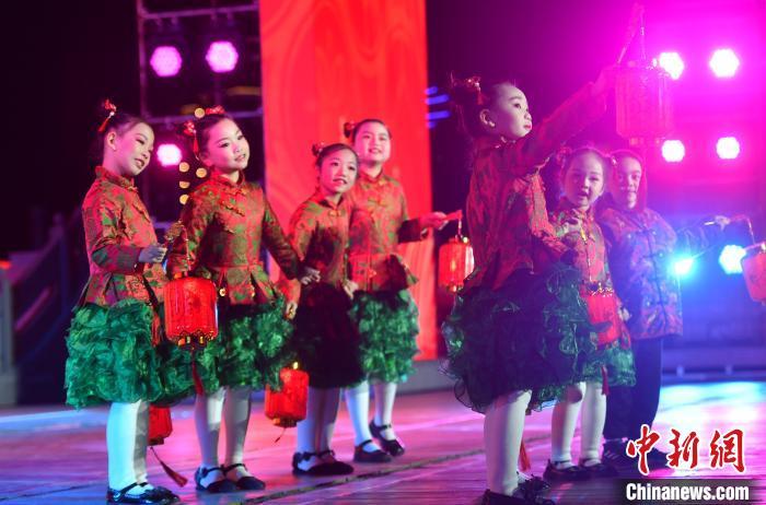 图为舞蹈《龙年味》表演。中新网记者 吕明 摄