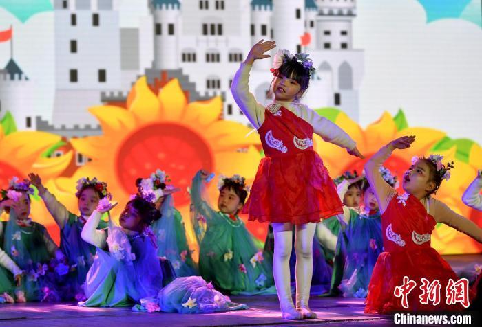 图为舞蹈《我们的祖国是花园》表演。中新网记者 吕明 摄