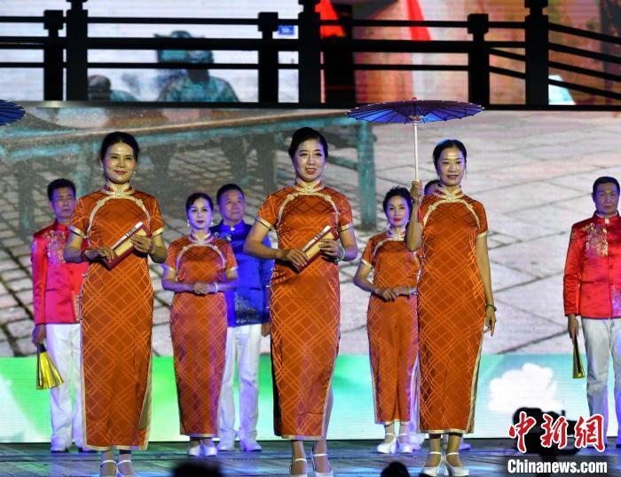 图为服饰与舞蹈《烟雨坊巷》表演。中新网记者 吕明 摄