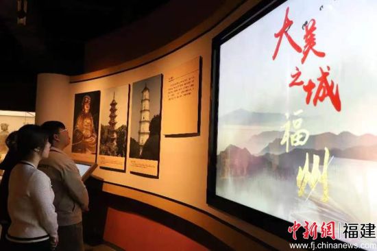 　　图为实践队参观福州市博物馆