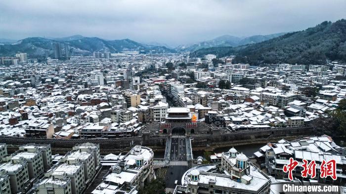 汀州古城历经大雪纷飞之后，已是一片如诗如画的冰雪世界。朱芳彬 摄