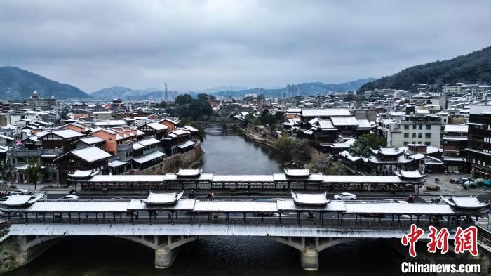雪花散落在汀州古城，为古城增添了几分韵味。朱芳彬 摄