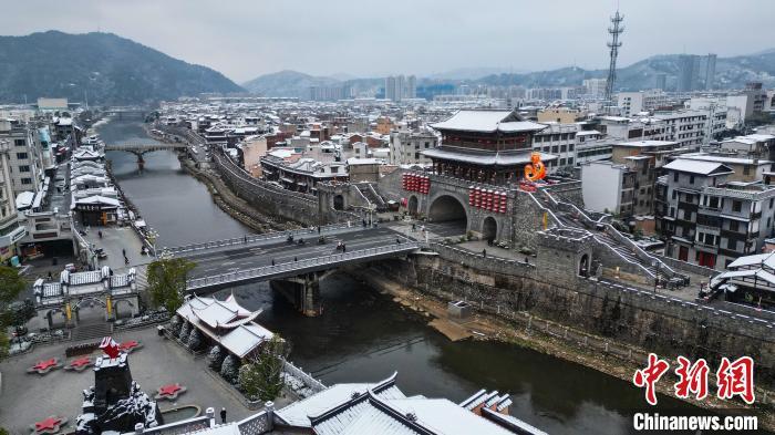 雪花散落在汀州古城，为古城增添了几分韵味。朱芳彬 摄