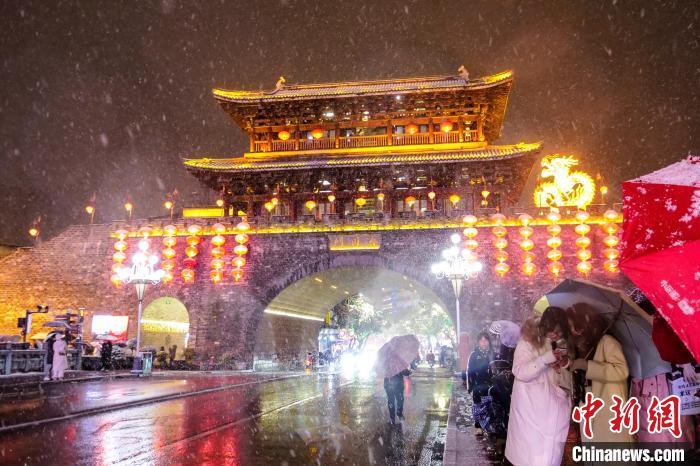 1月22日晚，不少民众上街赏雪景。朱芳彬 摄