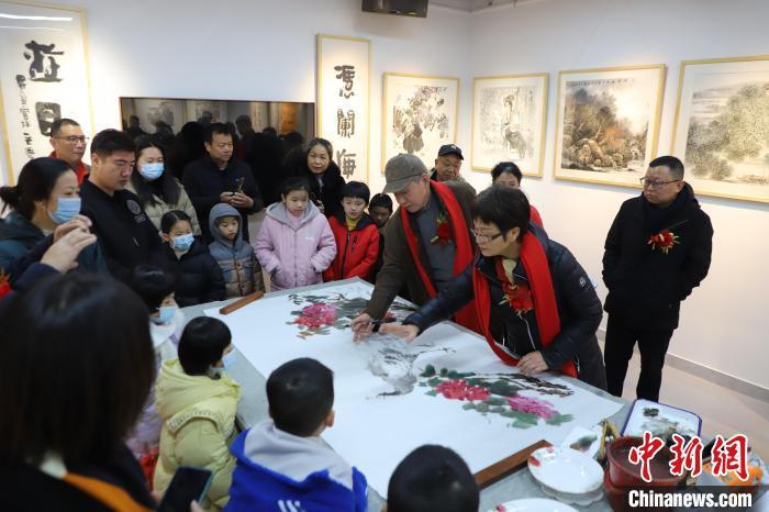 1月27日，书画家们以墨会友，交流互鉴。　陈成志 摄