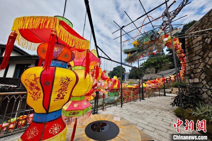 龙头由各类废弃物件搭建，龙体由240盏花灯构成。　中新网记者 王东明 摄