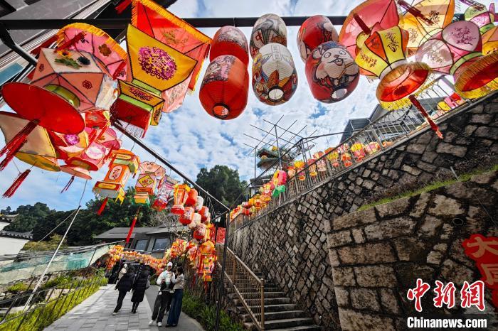 烟台山历史风貌区的百米“大尾灯龙”迎接即将到来的传统龙年。　中新网记者 王东明 摄