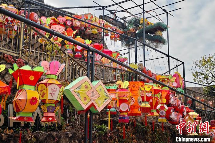 烟台山历史风貌区的百米“大尾灯龙”迎接即将到来的传统龙年。　中新网记者 王东明 摄