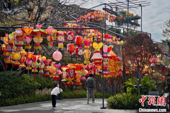 烟台山历史风貌区的百米“大尾灯龙”迎接即将到来的传统龙年。 中新网记者 王东明 摄