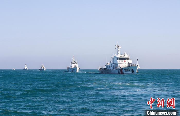 近日，漳州海警局7艘舰艇200余名执法员组成编队在福建东山湾附近海域解缆出航。漳州海警局供图