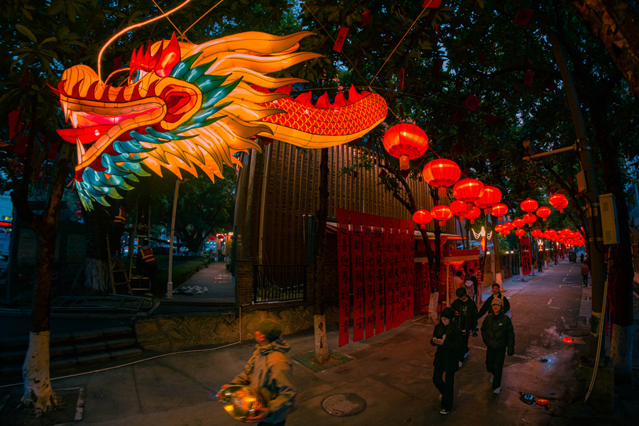 华美空间附近的“龙”造型花灯。林铭鸿摄