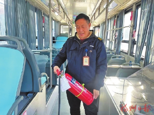 坚守岗位 护万家团圆 坚守岗位 护万家团圆