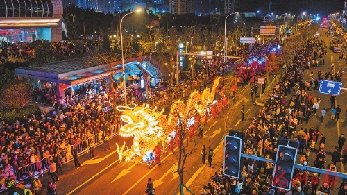 文化盛宴年味足　万人空巷闹新春