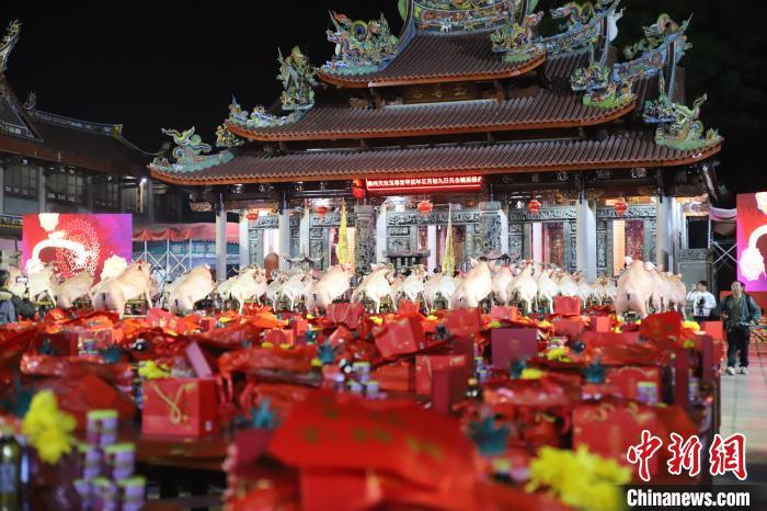 2月17日23时起，福建省漳州市芗城区天宝镇珠里村玉尊宫、台湾宜兰草湖玉尊宫同步举行“天公诞”祭拜仪式，天宝镇珠里村玉尊宫前各种贡品整齐摆放。　林妍萍 摄