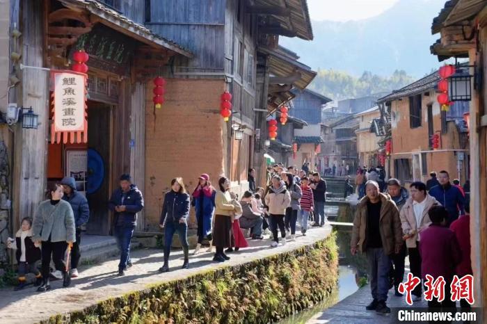 周宁鲤鱼溪景区游人如织。　宁德市文化和旅游局 供图