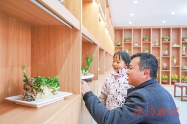 赏花逛展两不误