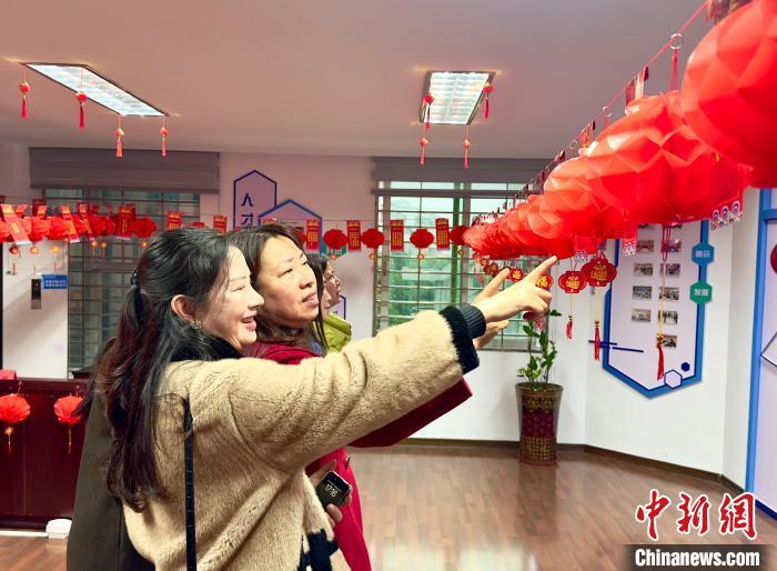 猜灯谜环节。吴允杰 摄