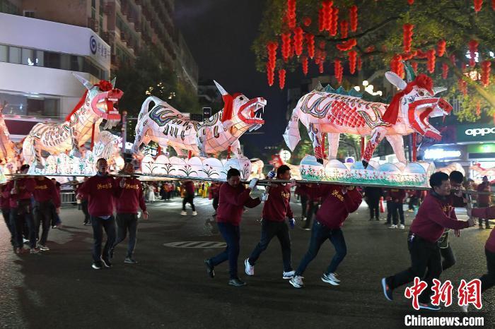 图为2月24日晚，来自永安市洪田镇忠洛村“烛桥灯”亮相民俗踩街活动现场。忠洛烛桥灯是民间艺人以竹为骨、纸为皮、烛光为血肉制作成形态各异的各种神兽，板板相连，连接成一座“灯桥”。　中新网记者 张斌 摄