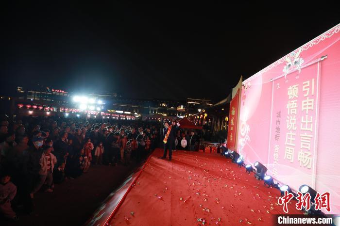 活动现场，众多谜友踊跃猜射，现场气氛热烈。郑文典 摄