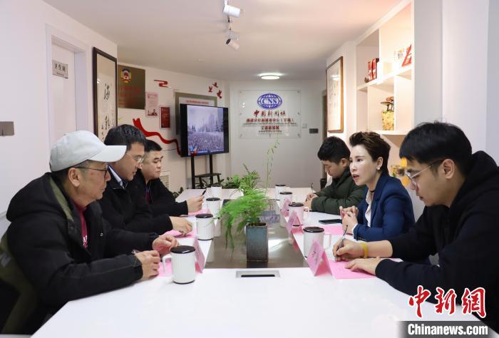 2月27日，台湾建筑设计师、台湾创新建筑联合协会理事长林亦奇(左二)一行在“融情·同心”宁台建筑师驿站座谈交流。吕若萱摄