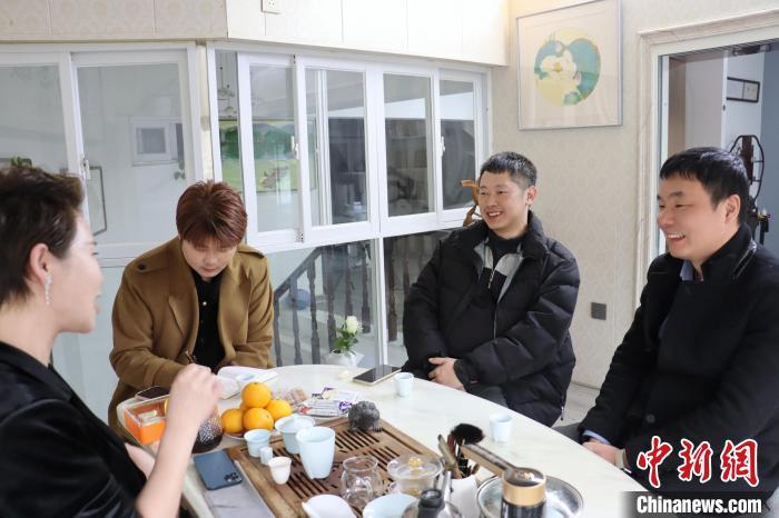 宁德市钱威工业科技有限公司创始人之一、台湾淡江大学博导钱威(右二)一行在“融情·同心”宁台建筑师驿站座谈交流。吕若萱 摄