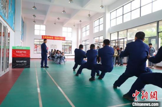 图为消防员与学生进行拔河比赛。　李袁辉 摄