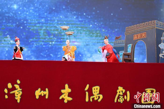 2023年6月11日，福建漳州木偶剧团在漳州闽南文化周活动上表演《大名府》。　中新社记者 张金川 摄