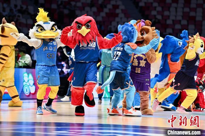 图为CBA球队吉祥物一起亮相现场。中新网记者王东明摄