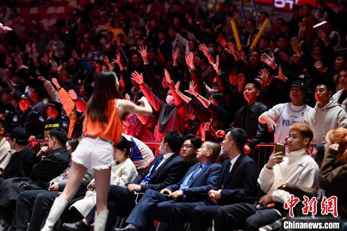 图为拉拉队队员与现场观众互动。中新网记者王东明摄