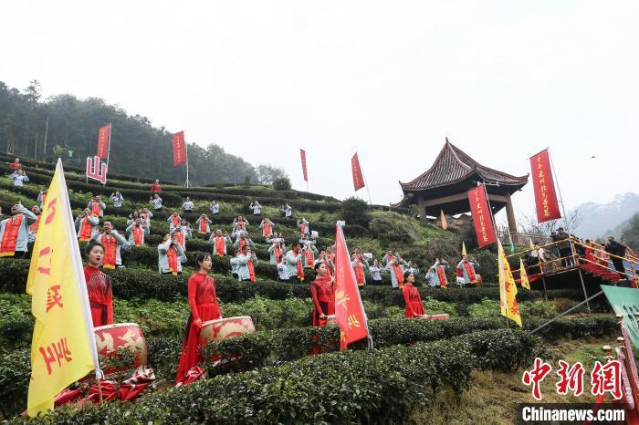 恭诵祭文后全体人员面对茶山，置身茶丛中以击鼓为号，喊山祈愿。　魏永青 摄