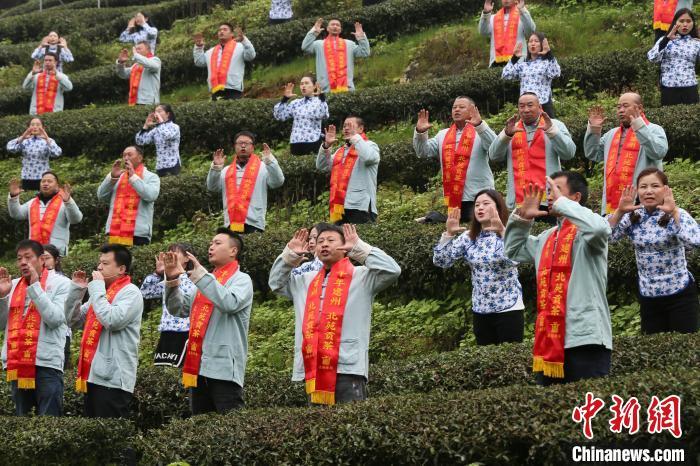 喊山祭茶号角一响，广大茶农们齐声喊山。“茶发芽喽！茶发芽喽！茶发芽喽！” 魏永青 摄