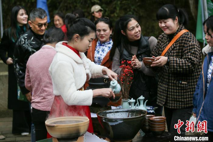 活动现场，市民在品尝北苑茶。魏永青 摄