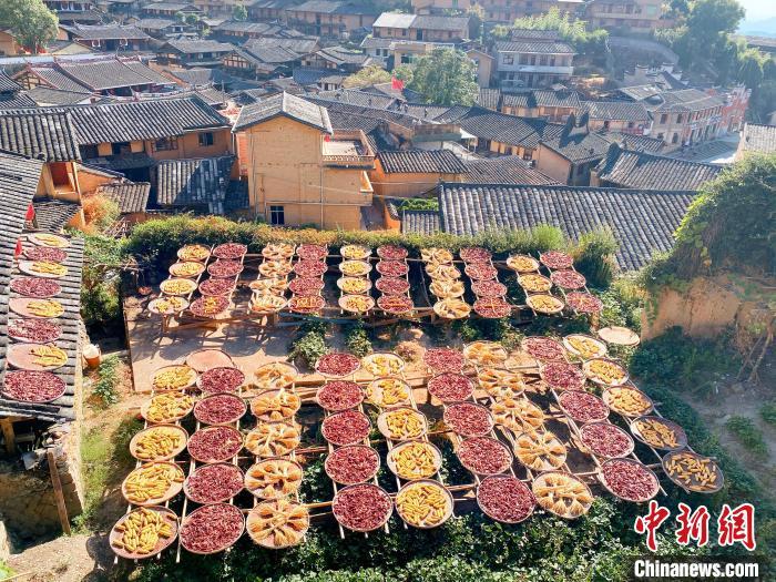 桂峰“晒秋”已成为当地名景。　吴振湖 摄
