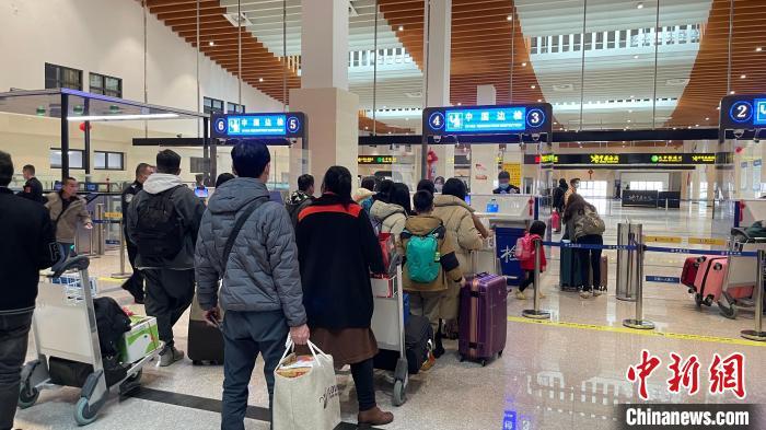 2月9日，福州边检站积极做好春运期间福马“小三通”航线旅客通关保障。　杨馨 摄