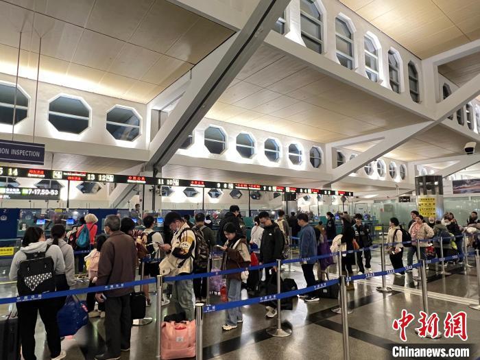2月17日，高崎边检站高效保障高崎国际机场口岸出境旅客顺畅通关。　　林艺伟 摄