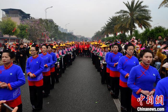 图为3月9日，福建泉州丰泽区的蟳埔村举行妈祖“天香巡境”民俗活动，“惠安女”“湄洲女”(蓝色上衣)前来助阵，“福建三大渔女”同时亮相成为一道靓丽的风景线。　中新网记者 张斌 摄