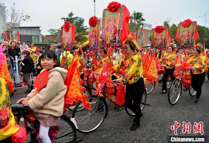 图为3月9日，蟳埔女们身着大裾衫，头戴“簪花围”在巡境队列中，成为一道靓丽的风景线。　中新网记者 张斌 摄