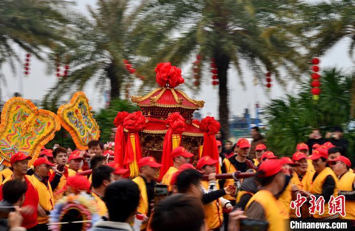图为3月9日，村民们抬着妈祖轿奔跑前进。　中新网记者 张斌 摄