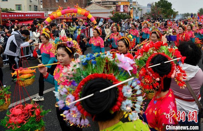 图为3月9日，蟳埔女们身着大裾衫，头戴“簪花围”在巡境队列中，成为一道靓丽的风景线。　中新网记者 张斌 摄