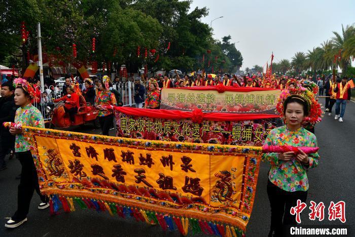图为3月9日，福建省泉州市丰泽区蟳埔民俗文化村举行妈祖“天香巡境”民俗活动，祈求风调雨顺，国泰民安。 中新网记者 张斌 摄