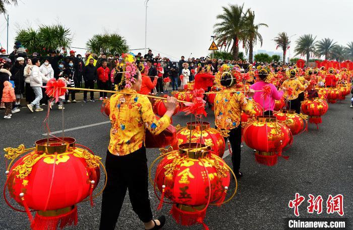 图为3月9日，蟳埔女们身着大裾衫，头戴“簪花围”在巡境队列中，成为一道靓丽的风景线。　中新网记者 张斌 摄