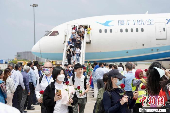 2月14日，厦门航空福州-马累航线顺利首航，这是福建首条直飞马尔代夫航线。　(厦门航空 供图)